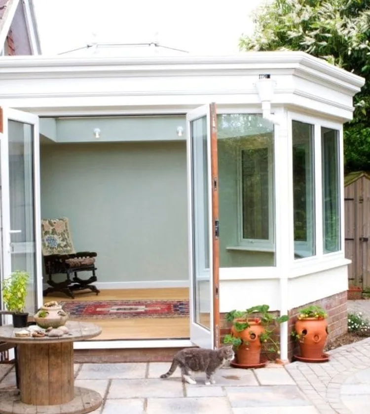 Modern glass extension